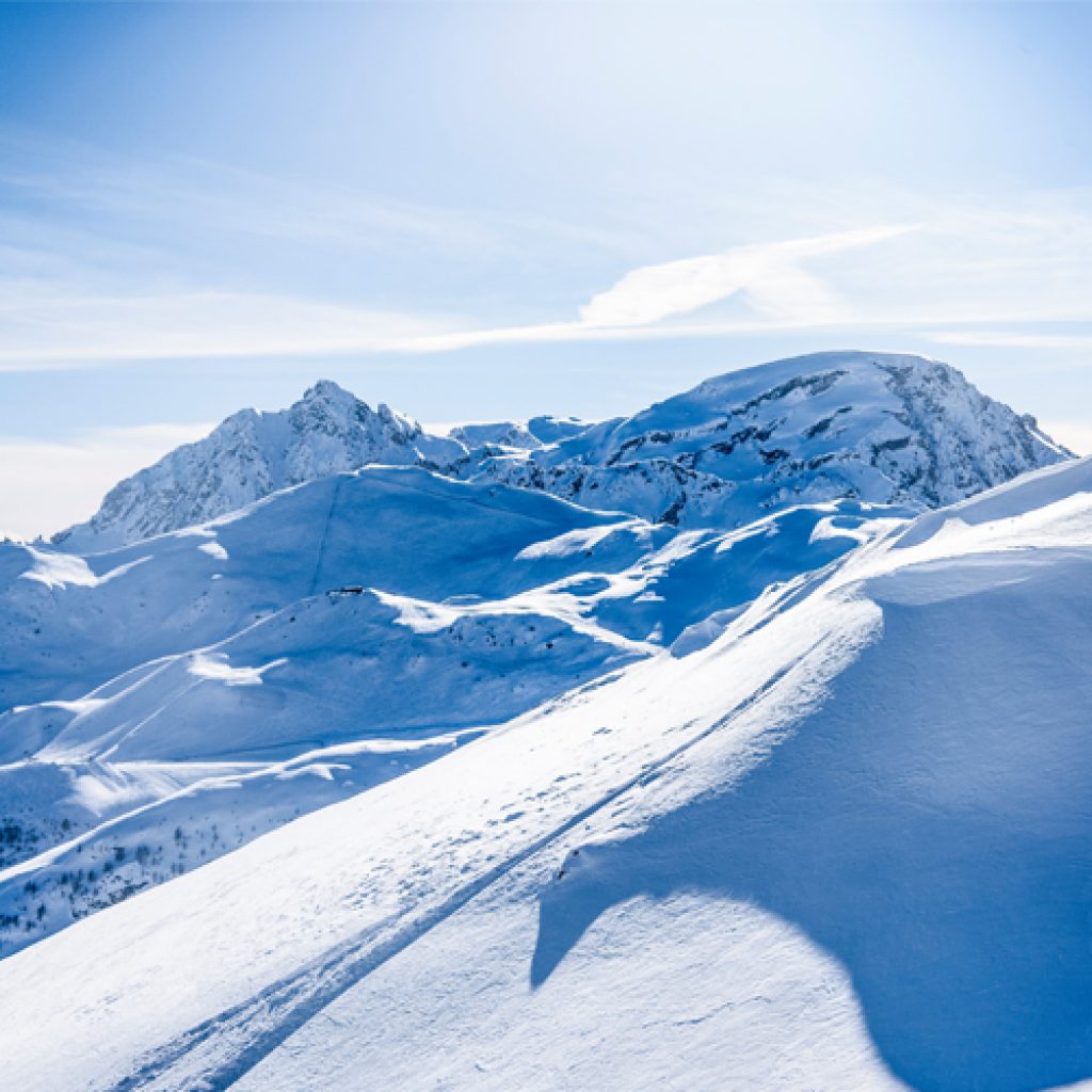 Snösäkra La Thuile i Aostadalen erbjuder skidåkning i både Italien och Frankrike och hela 160 km pist samt stora och lätt-tillgängliga ytor för offpiståkaren.