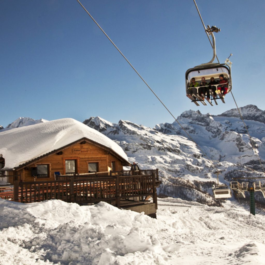 Skidorterna Gressoney, Alagna och Champoluc bildar tillsammans skidsystemet Monterosa Ski i Italien. Grymt för både offpist- och pistskidåkning.