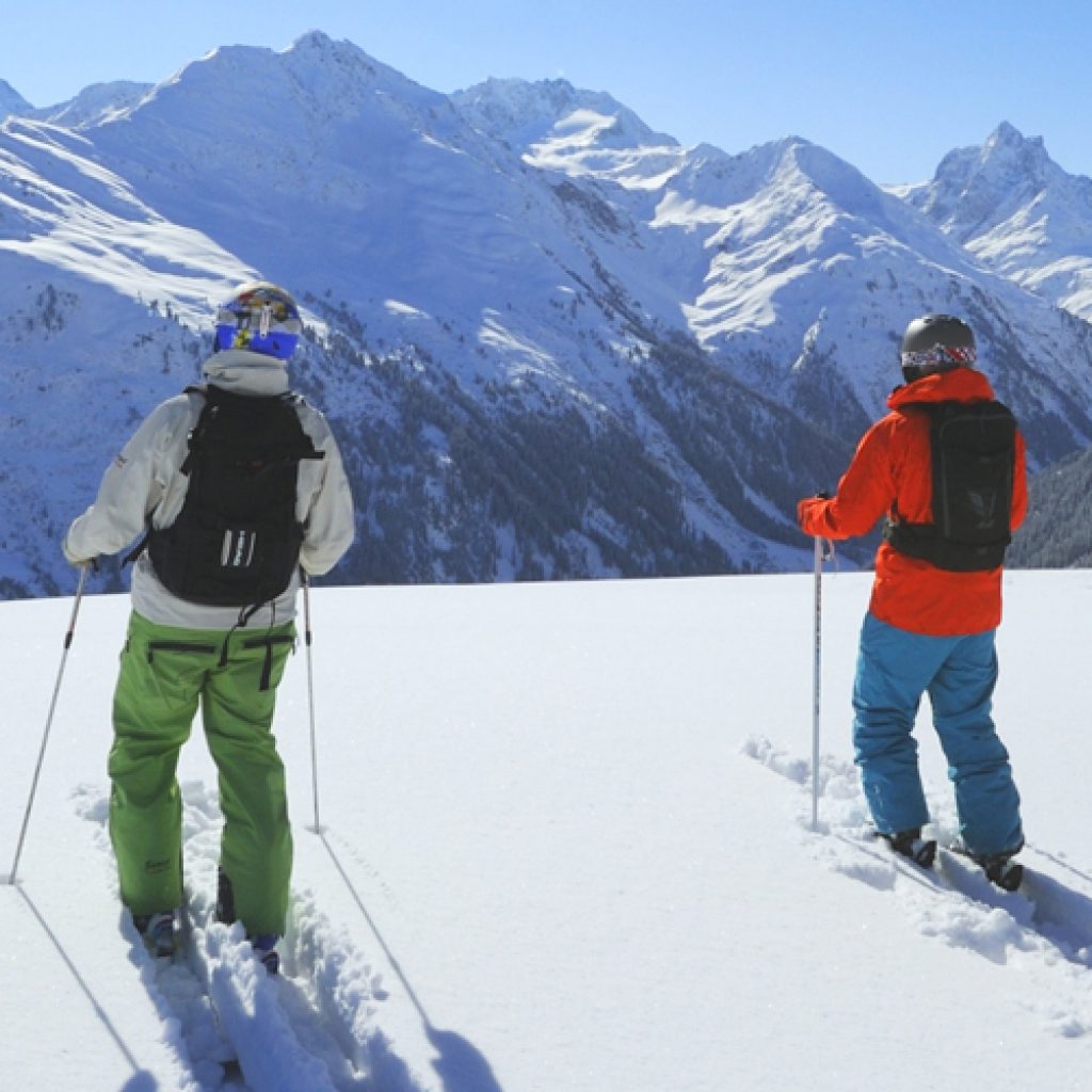 I St Anton hittar man ett av Alpernas absolut bästa skidsystem, dessutom är det en av Europas mest snödränkta skidorter.  Här hittar man dessutom Alpernas bästa afterski. Tack vare tre nya bergbanor är numera St Anton, St Christoph, Stuben, Lech, Zürs och Oberlech sammanlänkade.