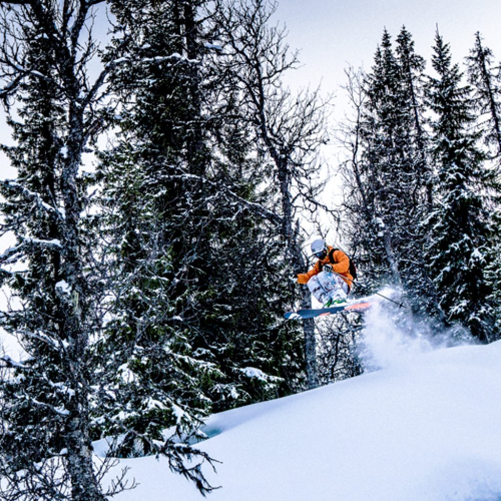 Till helgen vecka 4 öppnar Stora Blåsjön upp endast för Active Ski. Ett gäng lokala freeriders kommer vara vägvisare till den bästa offpisten på berget som legat orörd med ackumulerad januarisnö sedan nyår.